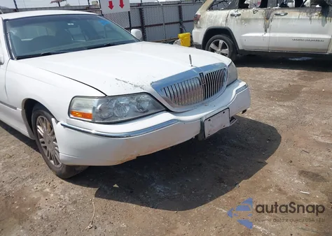 2009 Lincoln Town Car Signature Limited from USA, damaged, VIN 2LNHM82V89X631457
